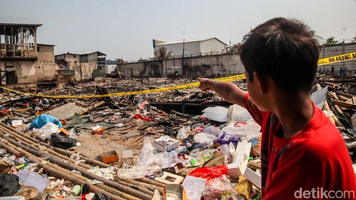Puing-puing rumah warga terlihat di lokasi kebakaran di Jalan Dermaga Ujung, Muara Angke, Jakarta Utara, Jumat (28/8/2026) pagi. Kebakaran yang terjadi pada Rabu (26/8) malam tersebut menghanguskan 60 rumah dan berdampak terhadap ratusan warga.