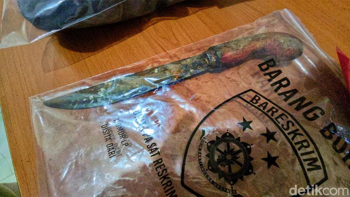 Barang bukti golok bersisik ikan kasus penusukan nelayan Sukabumi.