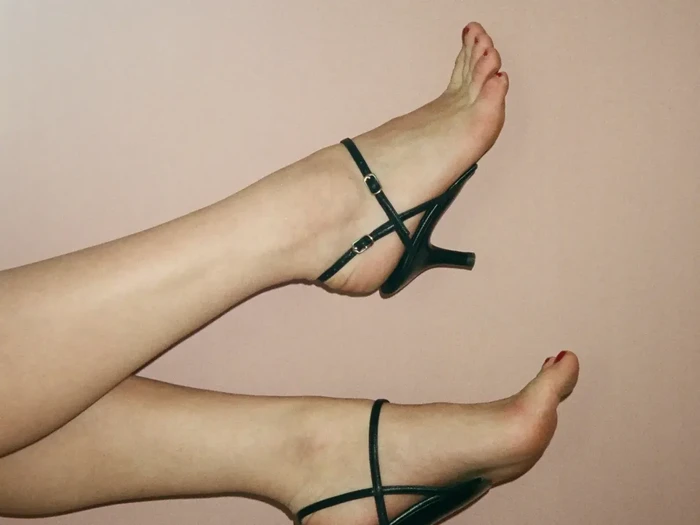 Sepatu barefoot Jeffrey Campbell.