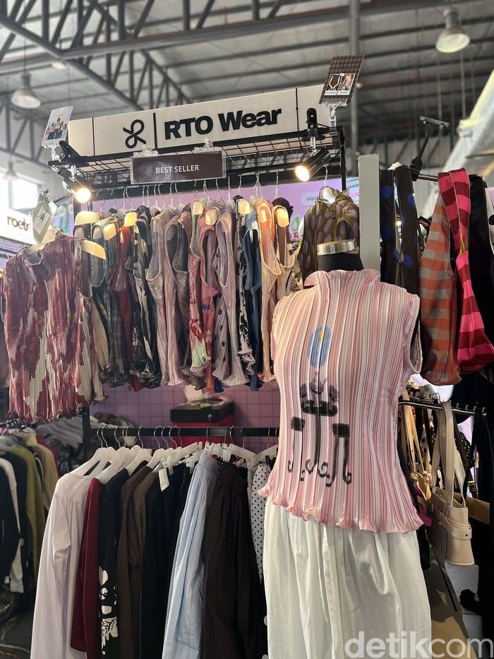 Bazar hijab dan busana lokal, Locapop 1st Anniversary hadir di AEON Mall Tanjung Barat 2530 Agus 2026. Nikmati diskon fashion lokal hingga 75%, tren Gen Z, serta workshop sunset rooftop!