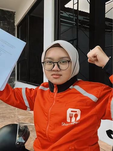 Berjuang sendirian sebagai anak yatim piatu, Irna membagi waktu antara narik ojol dan kuliah di UNISBA hingga sukses raih gelar sarjana. Berjuang sendirian sebagai anak yatim piatu, Irna membagi waktu antara narik ojol dan kuliah di UNISBA hingga sukses raih gelar sarjana.