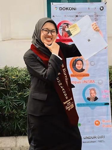 Berjuang sendirian sebagai anak yatim piatu, Irna membagi waktu antara narik ojol dan kuliah di UNISBA hingga sukses raih gelar sarjana. Berjuang sendirian sebagai anak yatim piatu, Irna membagi waktu antara narik ojol dan kuliah di UNISBA hingga sukses raih gelar sarjana.