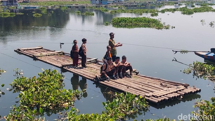 Bocah SD di Pelosok KBB Pulang Pergi Sekolah Naik Rakit Seberangi Waduk Saguling