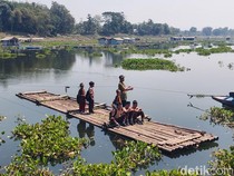 Saat Anak-anak SD Bertaruh Nyawa di Atas Rakit Bambu Lintasi Saguling