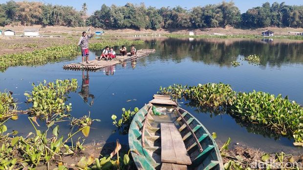 Bocah SD di Pelosok KBB Pulang Pergi Sekolah Naik Rakit Seberangi Waduk Saguling Bocah SD di Pelosok KBB Pulang Pergi Sekolah Naik Rakit Seberangi Waduk Saguling
