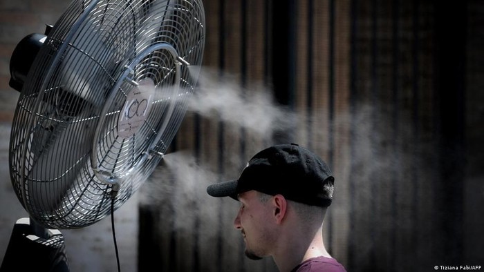 Saat suhu melonjak melampaui 40 derajat Celsius di seluruh Eropa selatan pada musim panas ini, para ilmuwan menyatakan bahwa panas ekstrem semacam itu kian meningkat akibat perubahan iklim yang disebabkan oleh aktivitas manusia (Tiziana Fabi/AFP)