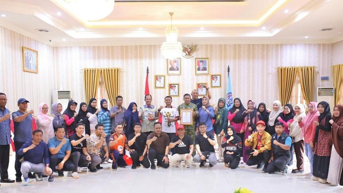 Bupati Bone Andi Asman Sulaiman saat menerima piala dan piagam penghargaan Koperasi Award 2026 di Rumah Jabatan Bupati Bone. Dokumen Istimewa.