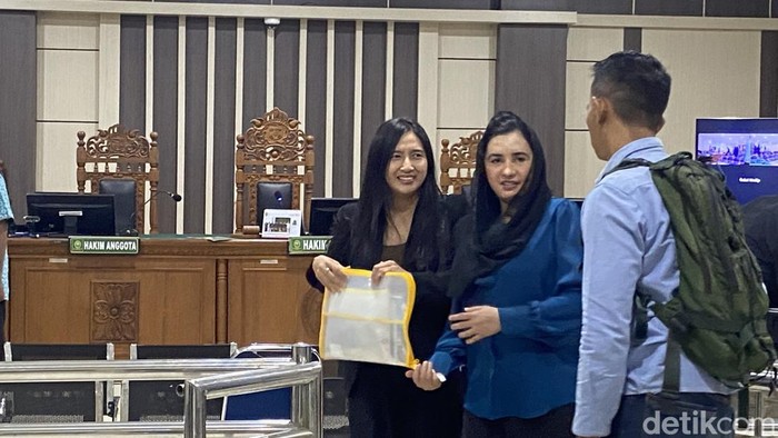 Bupati Pekalongan nonaktif, Fadia Arafiq, seusai disidang di Pengadilan Tipikor Semarang, Jumat (28/8/2026).