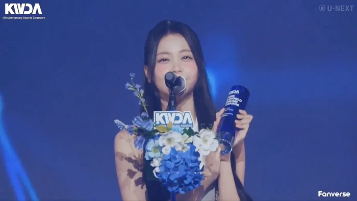 Carmen Hearts2Hearts saat menang penghargaan Female Solo Popularity Award di K-World Dream Awards 2026, KINTEX Exhibition Center 2, Goyang, Korea Selatan, pada Kamis (27/8/2026) malam.