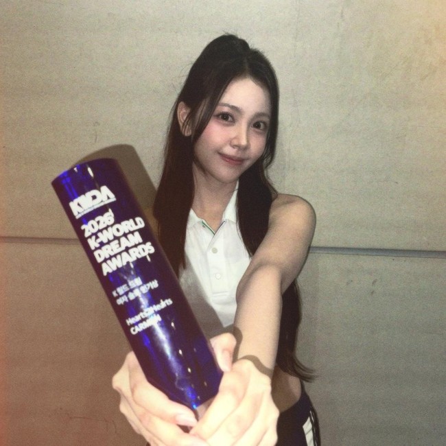 Potret Carmen Hearts2Hearts Cetak Sejarah, Menang Piala Idol Terpopuler