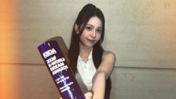 Potret Carmen Hearts2Hearts Cetak Sejarah, Menang Piala Idol Terpopuler