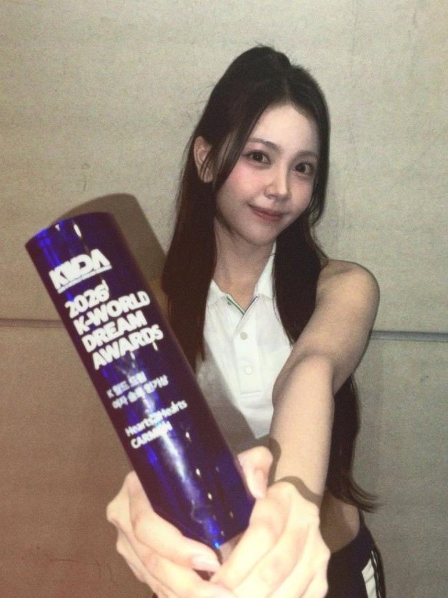 Potret Carmen Hearts2Hearts Cetak Sejarah, Menang Piala Idol Terpopuler