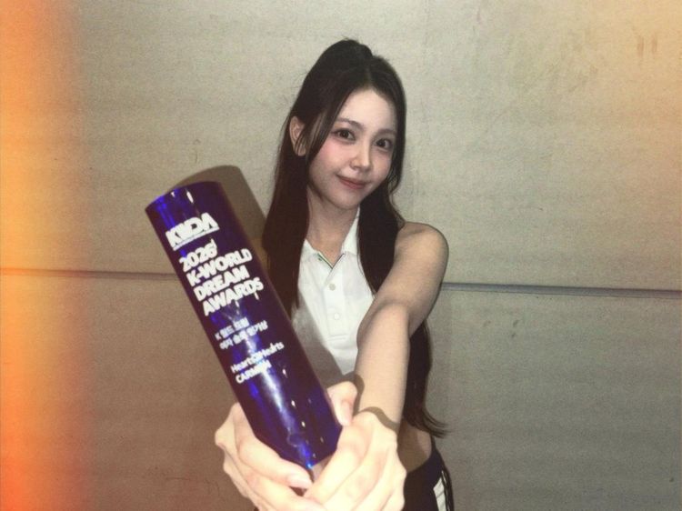 Potret Carmen Hearts2Hearts Cetak Sejarah, Menang Piala Idol Terpopuler