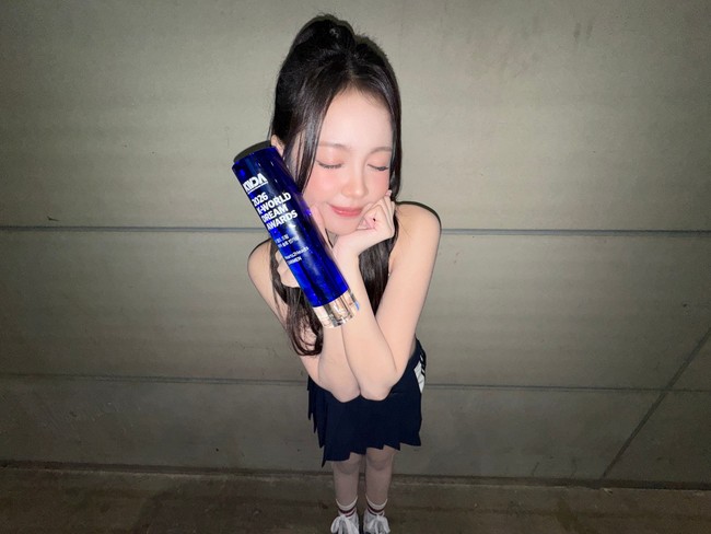 Pemilik nama asli Nyoman Ayu Carmenita itu telah dinobatkan sebagai pemenang penghargaan ‘Female Solo Popularity Award’ di K-World Dream Awards 2026. Foto: dok. X