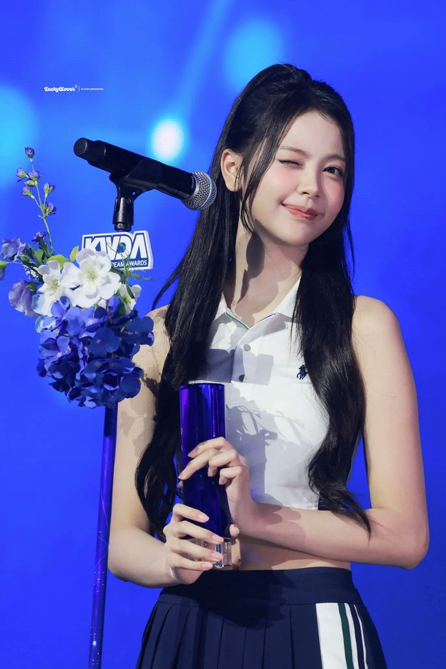“Halo aku Carmen dari Hearts2Hearts. Sungguh-sungguh sangat terhormat bisa menerima penghargaan yang begitu bermakna ini. Rasanya seperti mimpi. Aku akan bekerja keras agar dapat terus membalas kepercayaan ini di masa depan,” serunya mengawali pidato kemenangan. Foto: dok. X