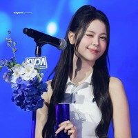 “Halo aku Carmen dari Hearts2Hearts. Sungguh-sungguh sangat terhormat bisa menerima penghargaan yang begitu bermakna ini. Rasanya seperti mimpi. Aku akan bekerja keras agar dapat terus membalas kepercayaan ini di masa depan,” serunya mengawali pidato kemenangan. Foto: dok. X