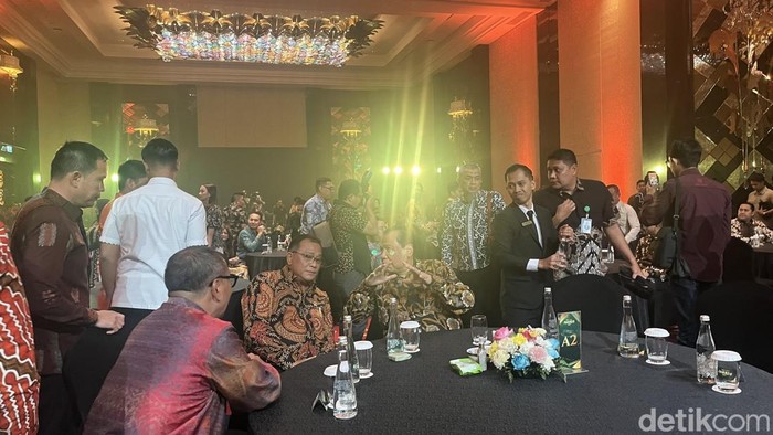 Chairman CT Corp Chairul Tanjung duduk semeja dengan Menteri Lingkungan Hidup Jumhur Hidayat di acara malam anugrah detikSumatera Awards. (Kartika/detikcom)