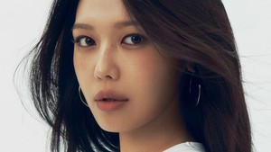 Sooyoung tampil dengan rambut tebal ikoniknya yang digerai. (Foto: dok. SM Entertainment)