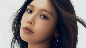 Makeup natural dengan busana simpel jadi konsep paling mencolok dari teaser foto debut SNSD-HyoRiSoo ini. (Foto: dok. SM Entertainment)