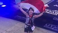 Cindy Gulla membentangkan bendera Indonesia di UTMB Mont-Blanc 2026. Akhirnya bisa menjadi 1 dari 1.563 finisher OCC, tulisnya dilihat di Threads, Jumat (28/8/2026). (Foto: dok Instagram cgulla)