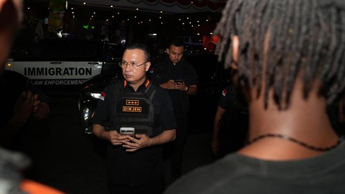 Dirjen Imigrasi, Hendarsam Marantoko,  turun tangan dalam penangkapan enam WNA bermasalah di Desa Canggu, Kecamatan Kuta Utara, Badung, Kamis (27/8/2026) malam. (Dok. Ditjen Imigrasi KemenImipas)
