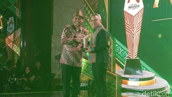 Dirut Bank Sumut Heru Mardiansyah menerima detikSumatera Awards 2026 (Kartika/detikcom)