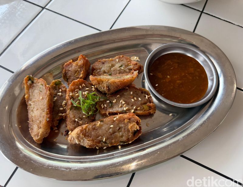 Dish Morning: Cafetiam Unik yang Punya Bakmi Bebek Asap dan Pempek Kuah Mala