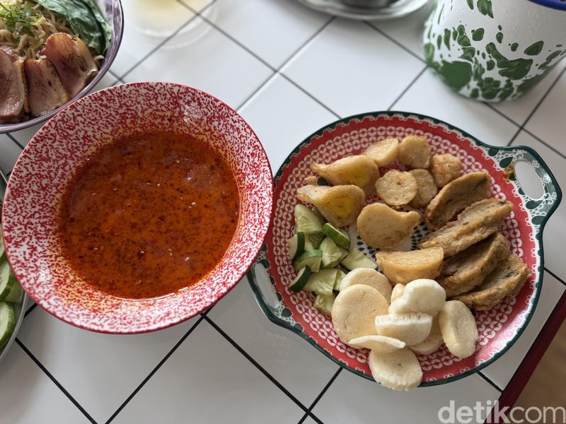 Dish Morning: Cafetiam Unik yang Punya Bakmi Bebek Asap dan Pempek Kuah Mala
