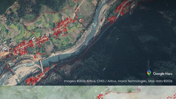 Dari luar angkasa terlihat betapa dahsyatnya banjir Nepal. Permukiman di tepi Sungai Trishuli yang sebelumnya terlihat jelas kini dikelilingi endapan lumpur dan material banjir. Foto: via Suhora