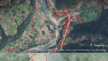 Dampak banjir terlihat jelas dari luar angkasa di kawasan Betrawati, Nepal. Citra sebelum dan sesudah menunjukkan bentang alam di sekitar sungai berubah besar, dengan endapan dan material banjir menutupi sebagian area permukiman serta lahan di sekitarnya. Foto: via Suhora