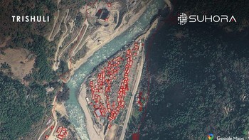 Perbandingan citra satelit memperlihatkan kondisi kawasan Tupche, Nepal, sebelum dan sesudah banjir. Area yang sebelumnya dipenuhi lahan hijau dan permukiman tampak berubah drastis, tertutup material berwarna cokelat setelah bencana. Garis merah menandai bangunan yang teridentifikasi pada citra. Foto: via Suhora
