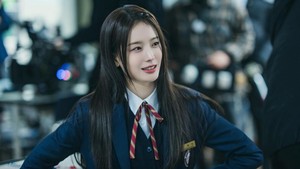 Ada satu sosok cewek di antara dua cowok tadi, namanya Hong Jae In yang diperankan Jang Gyuri. (Foto: dok. tvN)