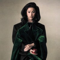 Di bagian sampul, tertulis ‘Assalamu Alaikum’ di atas nama rapper asal New York City, Amerika Serikat itu. Akhir tahun lalu, Cardi menjadi sorotan lewat aksi panggungnya di Riyadh, Arab Saudi, karena mengucapkan Masyaallah, menyapa penggemar dengan Assalamualaikum”. (Foto: Vogue/Szilveszter Mako)