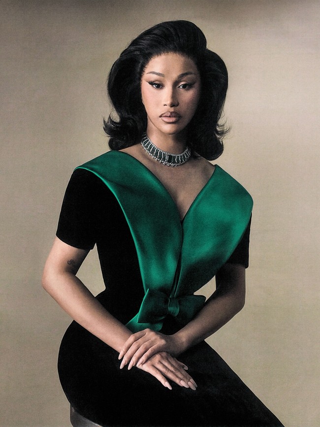 Koleksi dari rumah mode Eropa, antara lain Yves Saint Laurent, Loewe, dan Gucci, juga menemani penampilannya. Tidak ketinggalan perhiasan mewah dari Chopard dan Tiffany & Co. (Foto: Vogue/Szilveszter Mako)