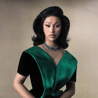 Koleksi dari rumah mode Eropa, antara lain Yves Saint Laurent, Loewe, dan Gucci, juga menemani penampilannya. Tidak ketinggalan perhiasan mewah dari Chopard dan Tiffany & Co. (Foto: Vogue/Szilveszter Mako)