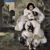 Busana yang dipakainya cenderung modest dengan gaun-gaun yang tertutup. Namun, siluet yang mempertegas lekuk tubuh tetap mengakomodasi keseksiannya. (Foto: Vogue/Szilveszter Mako)
