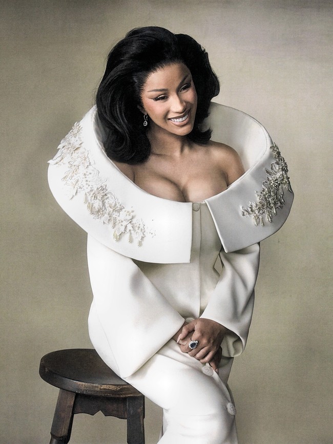 Ini bukan penampilan pertama Cardi sebagai bintang cover Vogue karena ia sudah pernah muncul di sampul majalah fashion Singapura, Meksiko, dan Amerika Serikat. “Aku selalu diminta untuk muncul di cover Vogue, dan rasanya seperti baru pertama kali. Aku bersemangat tiap kali mendapat tawaran,” kata pemenang Grammy Awards ini. (Foto: Vogue/Szilveszter Mako)