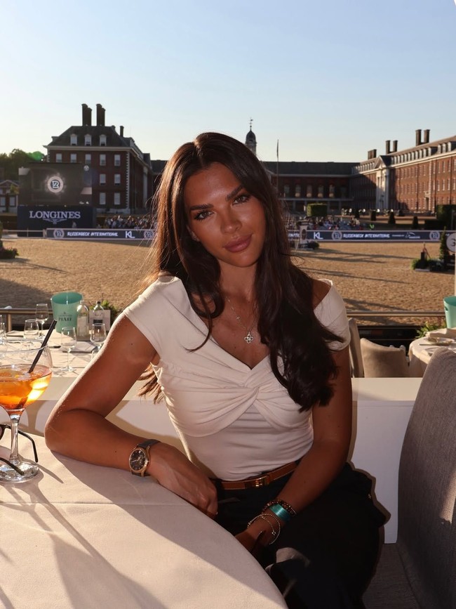 Michael Owen memiliki tiga putri cantik, salah satunya Gemma. Gemma dikenal publik setelah jadi bintang program kencan, Love Island. Foto: Instagram @gemowen_1
