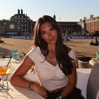 Michael Owen memiliki tiga putri cantik, salah satunya Gemma. Gemma dikenal publik setelah jadi bintang program kencan, Love Island. Foto: Instagram @gemowen_1