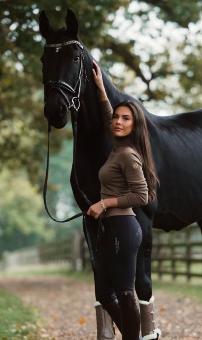 Gemma sendiri berjanji akan kembali ke balapan kuda dan berusaha untuk lebih baik. “Dressage itu terkendali, lambat, dan presisi. Ini justru sebaliknya. Semuanya terjadi begitu cepat. Foto: Instagram @gemowen_1