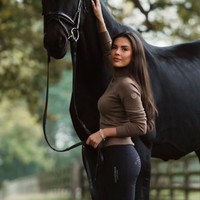 7 Potret Gemma Owen, Putri Michael Owen yang Kini Jadi Atlet Kuda