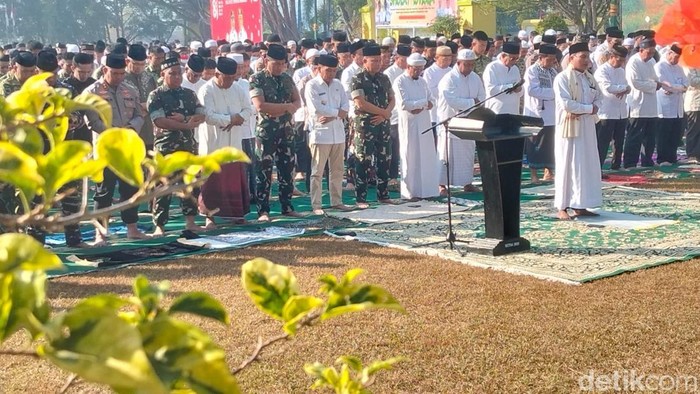 Gubernur Kalteng dan Ribuan Warga Kobar Salat Istisqo