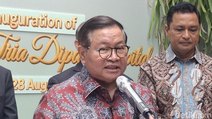Gubernur Pramono Anung memantau aksi demonstrasi hingga dini hari. Pramono juga menyoroti perusakan sejumlah kamera CCTV. Dia minta perusak CCTV dicari. (B Belia/detikcom)