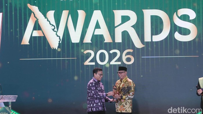 Gubernur Rahmat Mirzani Djausal mendapat penghargaan detiksumatera awards