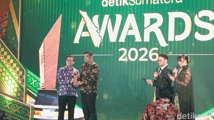 Gubernur Sumut Bobby Nasution menerima detikSumatera Awards dari  Pimred detikcom Ardhi Suryadhi (Pemprov Sumut)