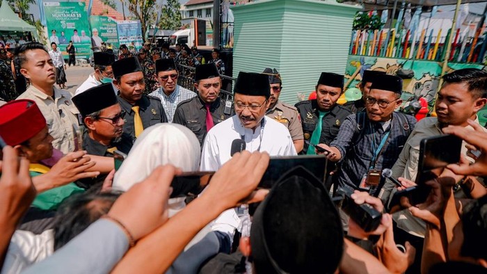 Gus Ipul di depan Gedung Serbaguna Pondok Pesantren Bahrul Ulum, Jumat (28/8/2026).