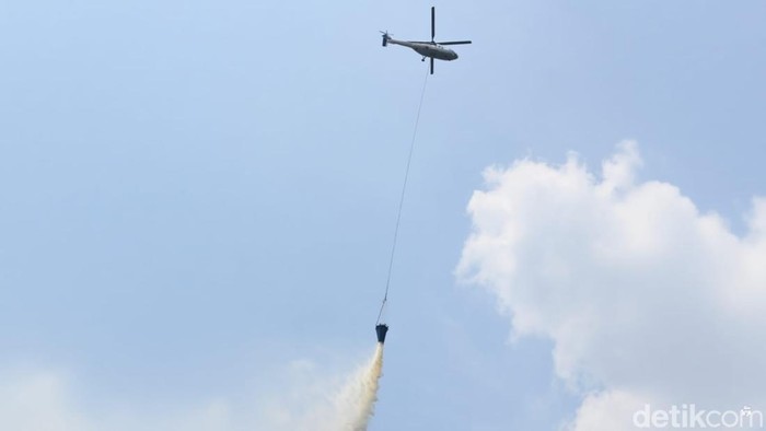 Heli Waterbombing di Kalteng. (Sigit Pamungkas)