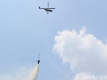 Medan Sulit, Helikopter Water Bombing 9 Kali Jatuhkan Bom Air di Kobar