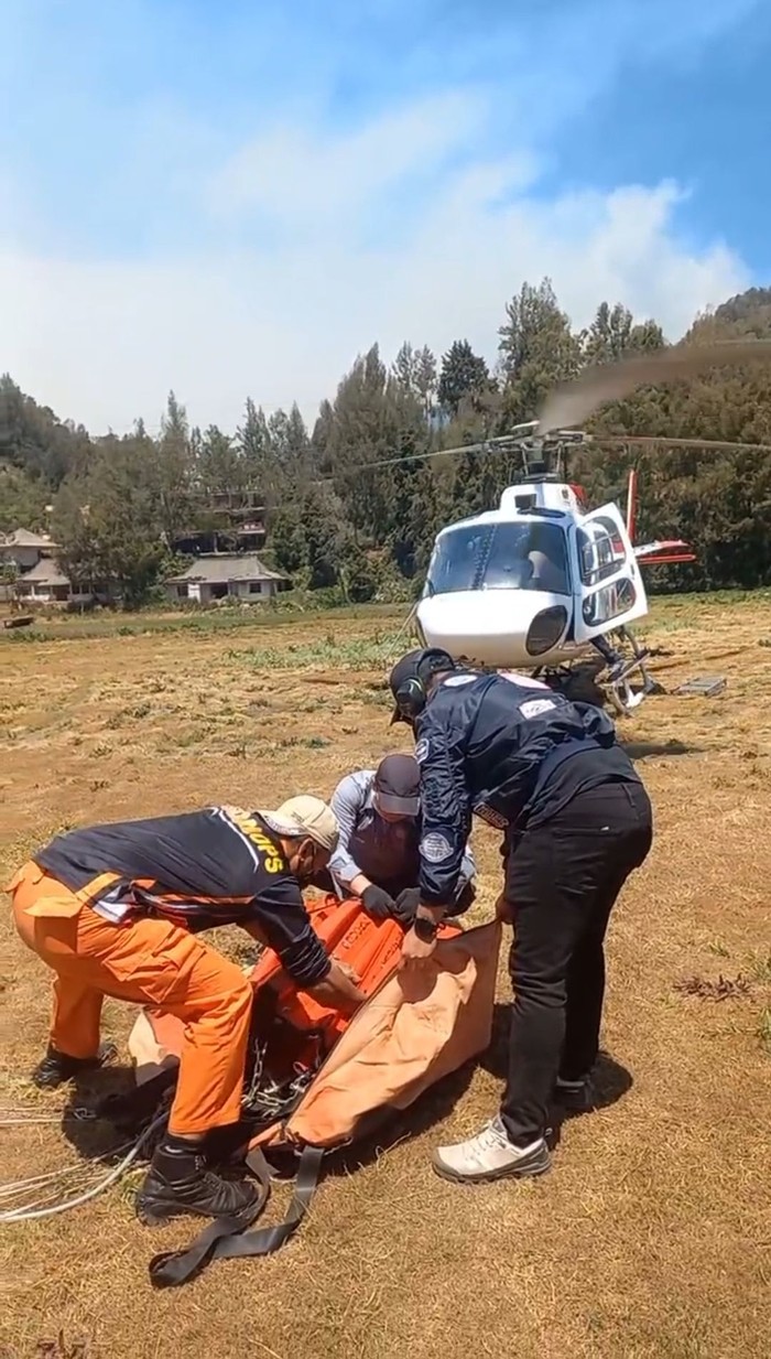 Helikopter water bombing padamkan kebakaran TNBTS