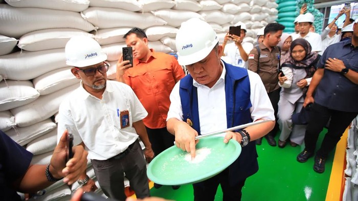 Herman Deru saat meninjau Perum Bulog di Palembang